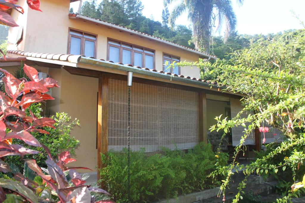  Casa com piscina aquecida e com grande área verde.