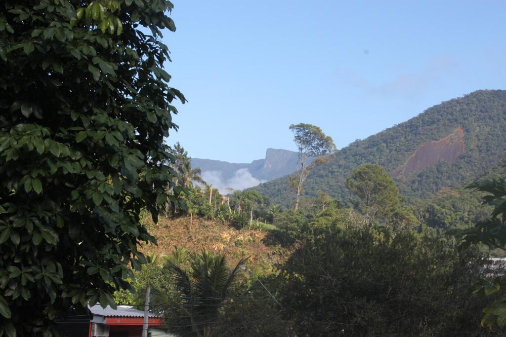  Casa com piscina aquecida e com grande área verde.
