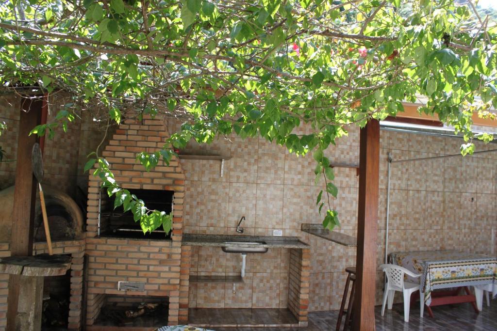  Casa com piscina aquecida e com grande área verde.
