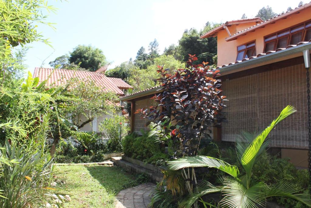  Casa com piscina aquecida e com grande área verde.