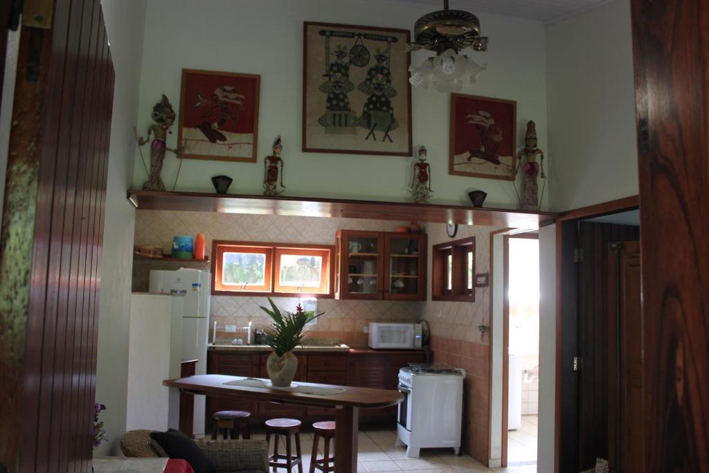  Casa com piscina aquecida e com grande área verde.