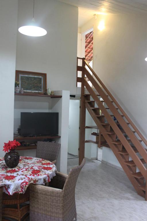  Casa com piscina aquecida e com grande área verde.