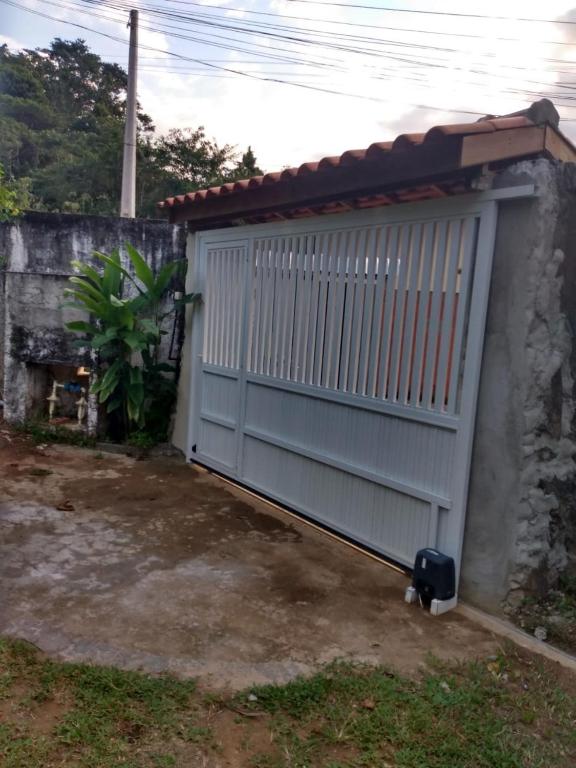  Casa com piscina aquecida e com grande área verde.