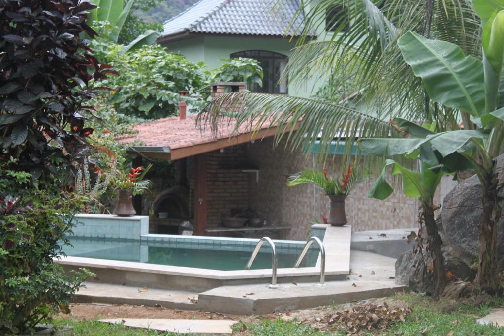  Casa com piscina aquecida e com grande área verde.