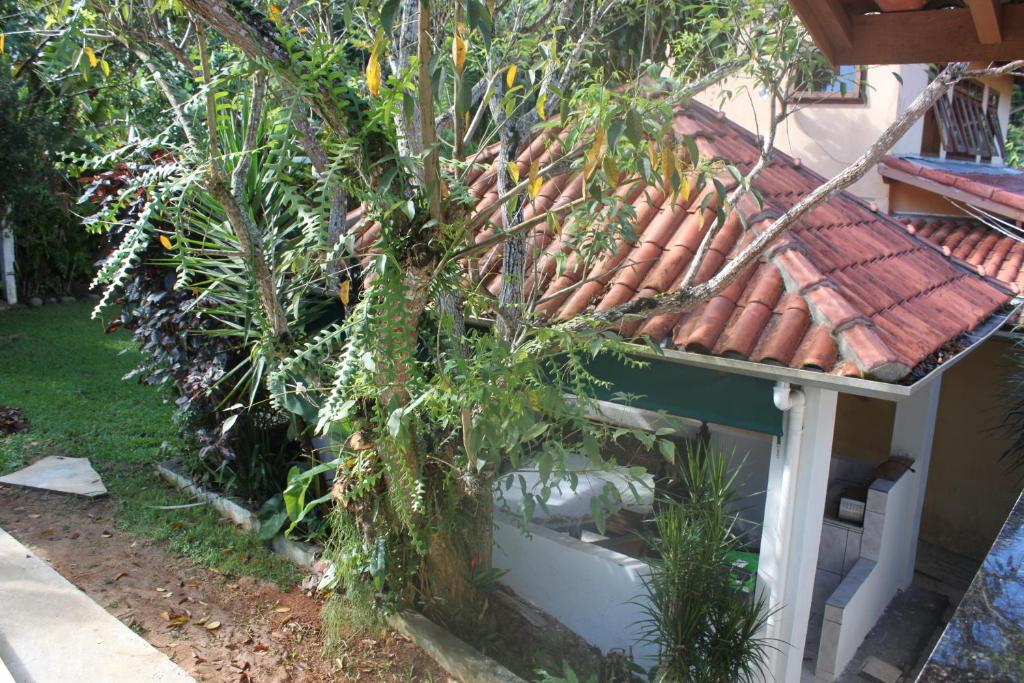  Casa com piscina aquecida e com grande área verde.