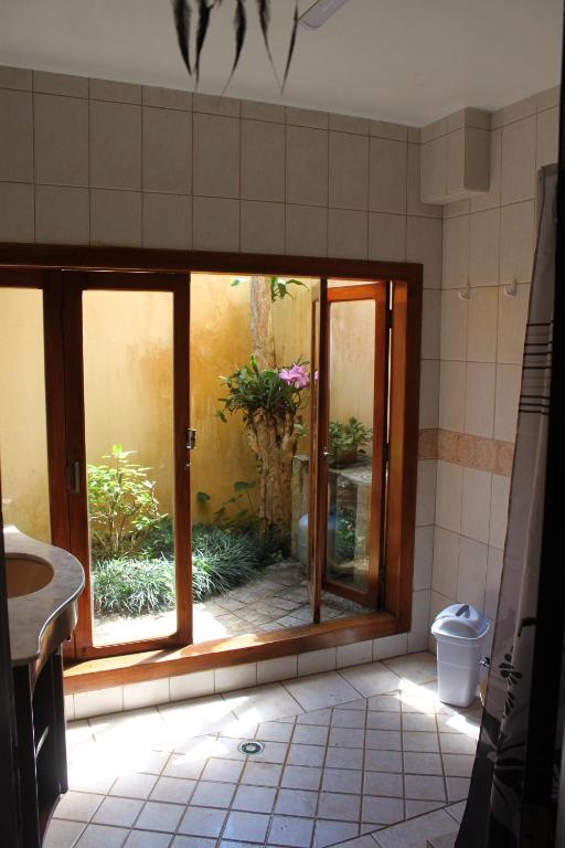  Casa com piscina aquecida e com grande área verde.