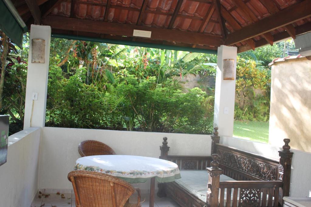  Casa com piscina aquecida e com grande área verde.