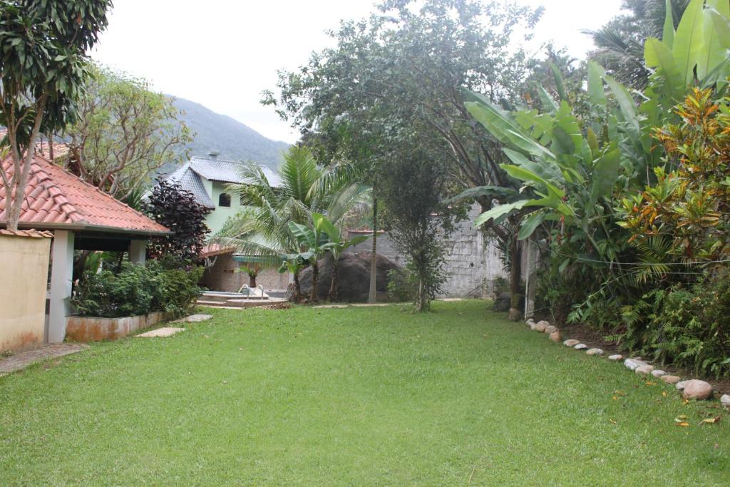  Casa com piscina aquecida e com grande área verde.