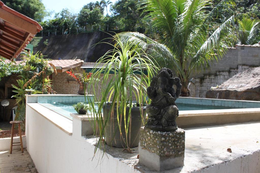  Casa com piscina aquecida e com grande área verde.