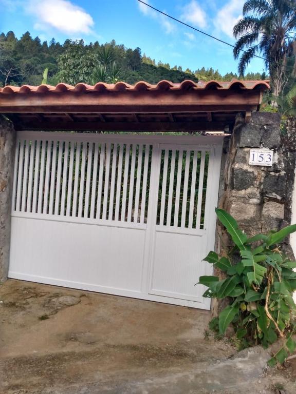  Casa com piscina aquecida e com grande área verde.