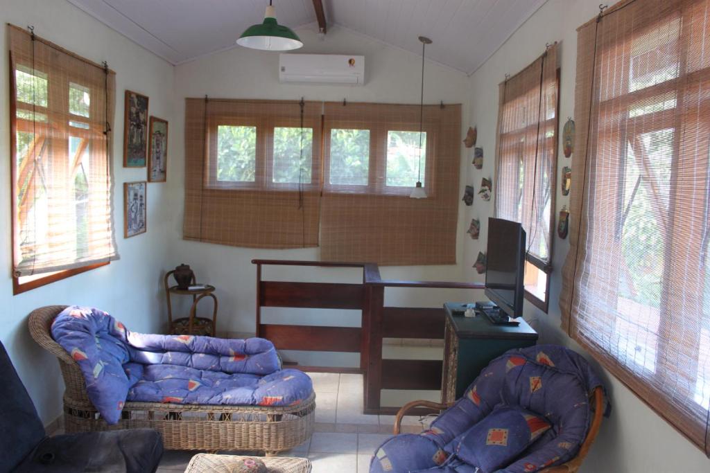  Casa com piscina aquecida e com grande área verde.