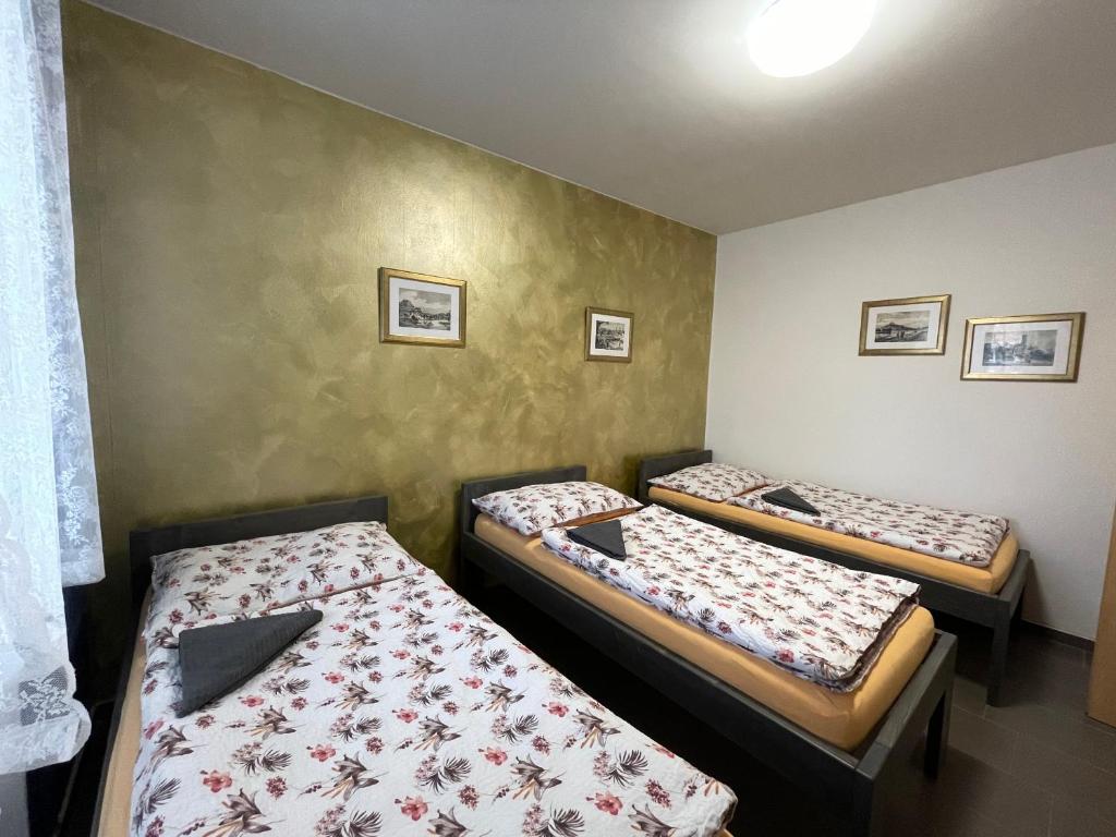 Habitación con 3 camas en una habitación en Četnická stanice Hluboká, en Hluboká nad Vltavou
