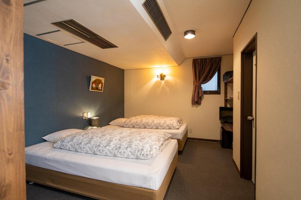Postel nebo postele na pokoji v ubytování Hotel Haus St Anton