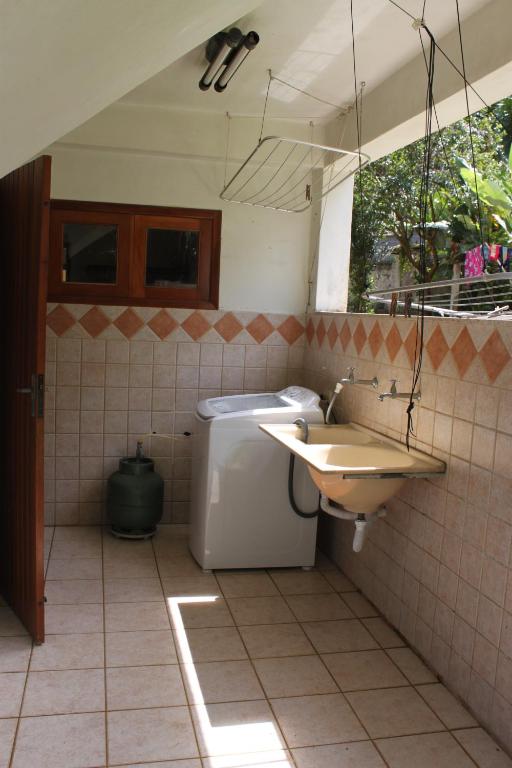  Casa com piscina aquecida e com grande área verde.