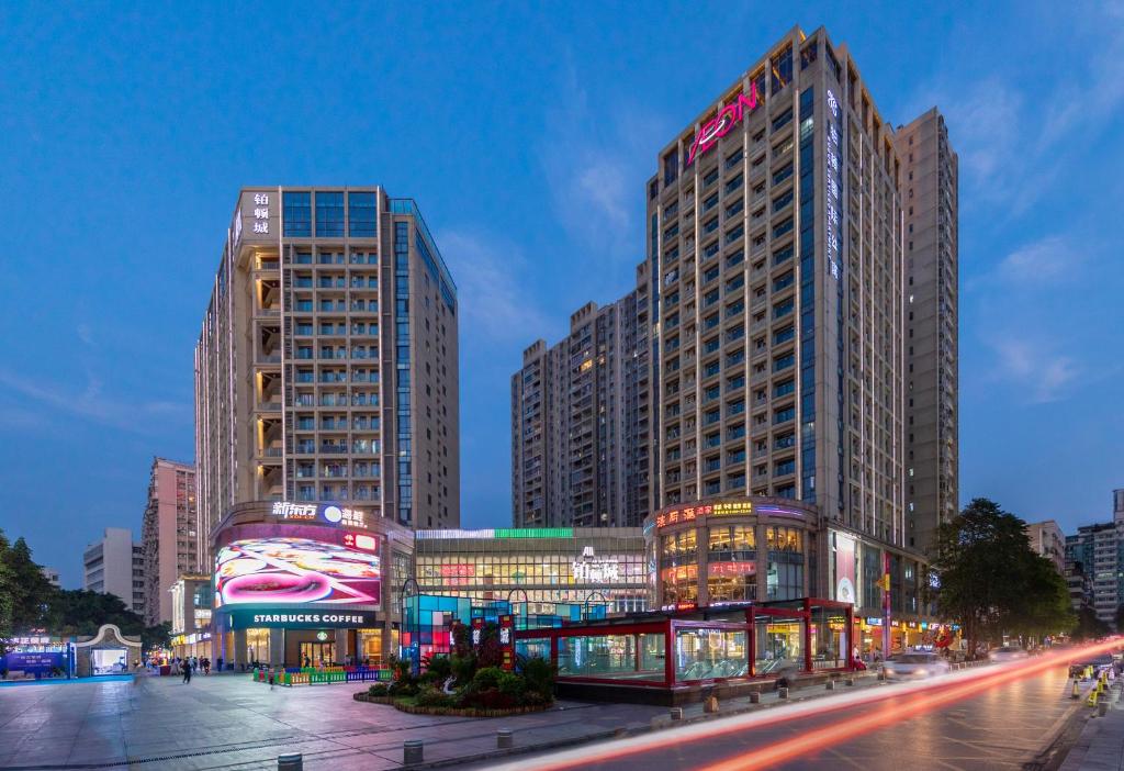 una ciudad con edificios altos y una calle con tráfico en Foshan Poltton International Serviced Apartment, en Foshan
