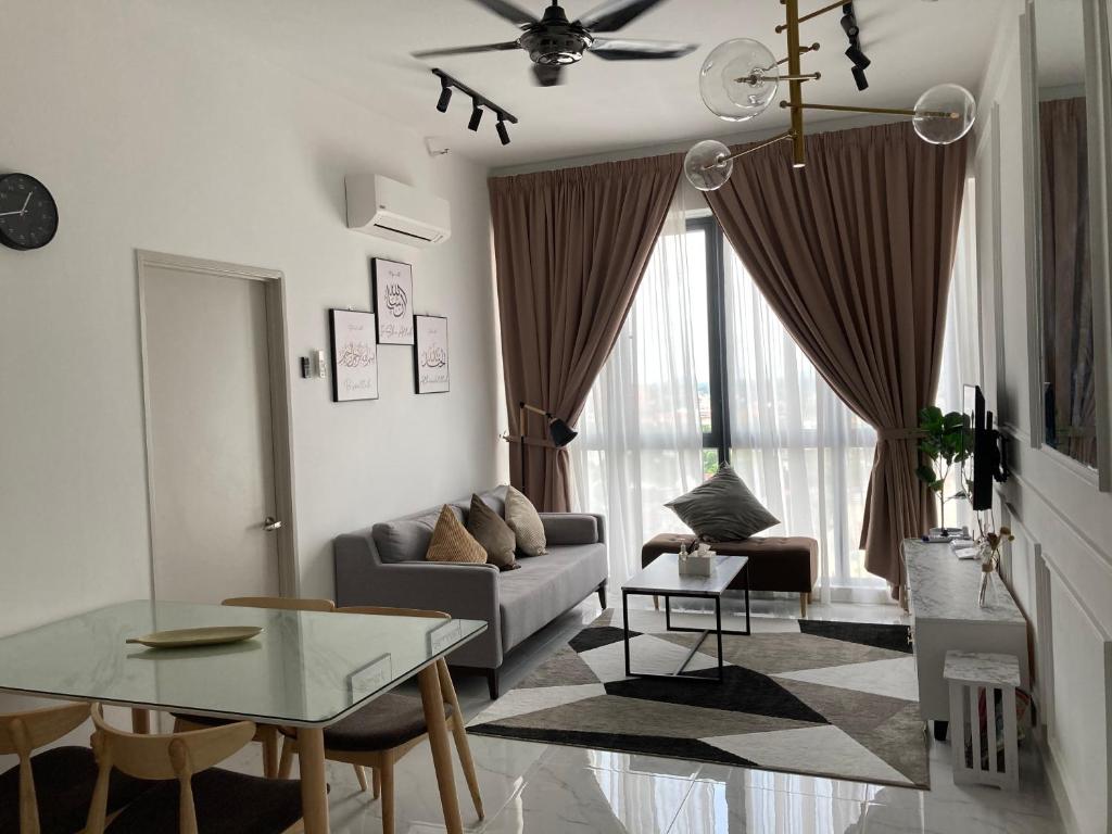 FREE NETFLIX! ZAs Suite at Troika Residence, KB في كوتا بْهارو: غرفة معيشة مع أريكة وطاولة