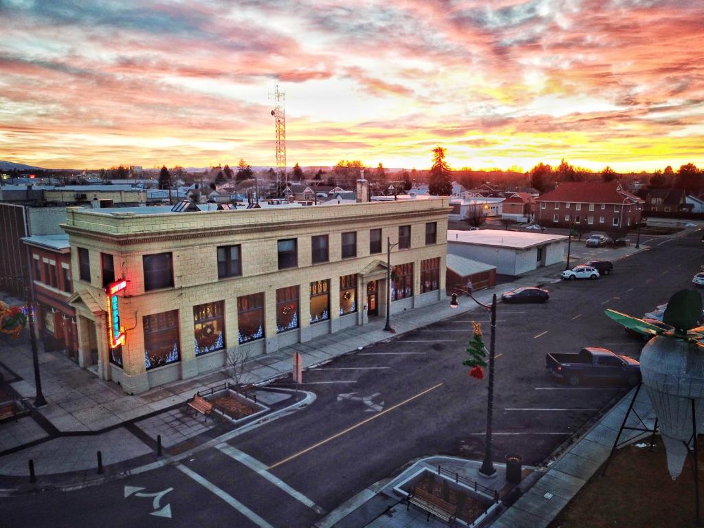 una vista aérea de un edificio de una ciudad en The Drift Inn, en Rupert