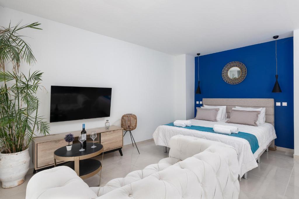 Μια τηλεόραση ή/και κέντρο ψυχαγωγίας στο Bamboo Suites Hotel