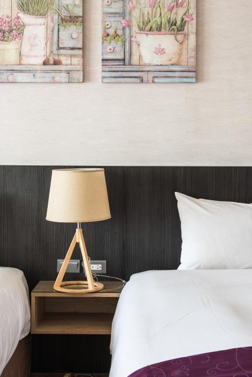 Postel nebo postele na pokoji v ubytování Kending Kaying Hotel