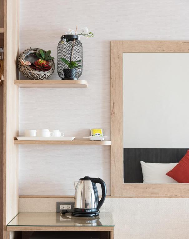 Příslušenství pro přípravu čaje a kávy v ubytování Kending Kaying Hotel