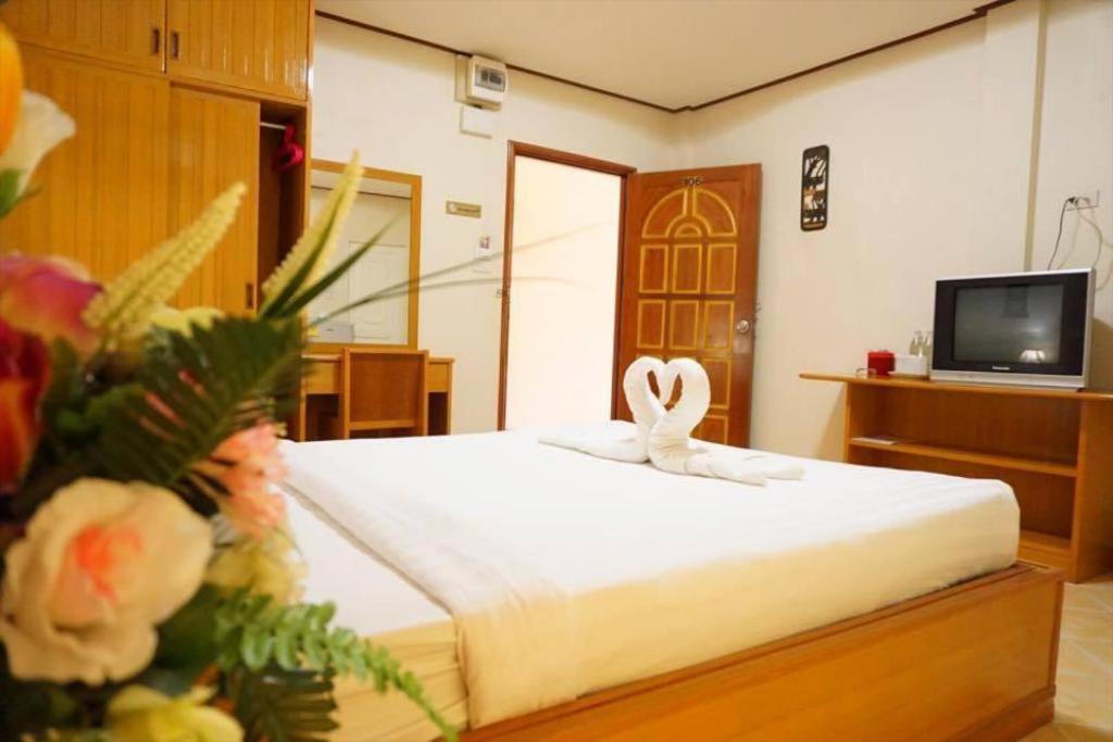 A bed or beds in a room at โรงแรมพิมายบุรี Phimaiburi Apartment