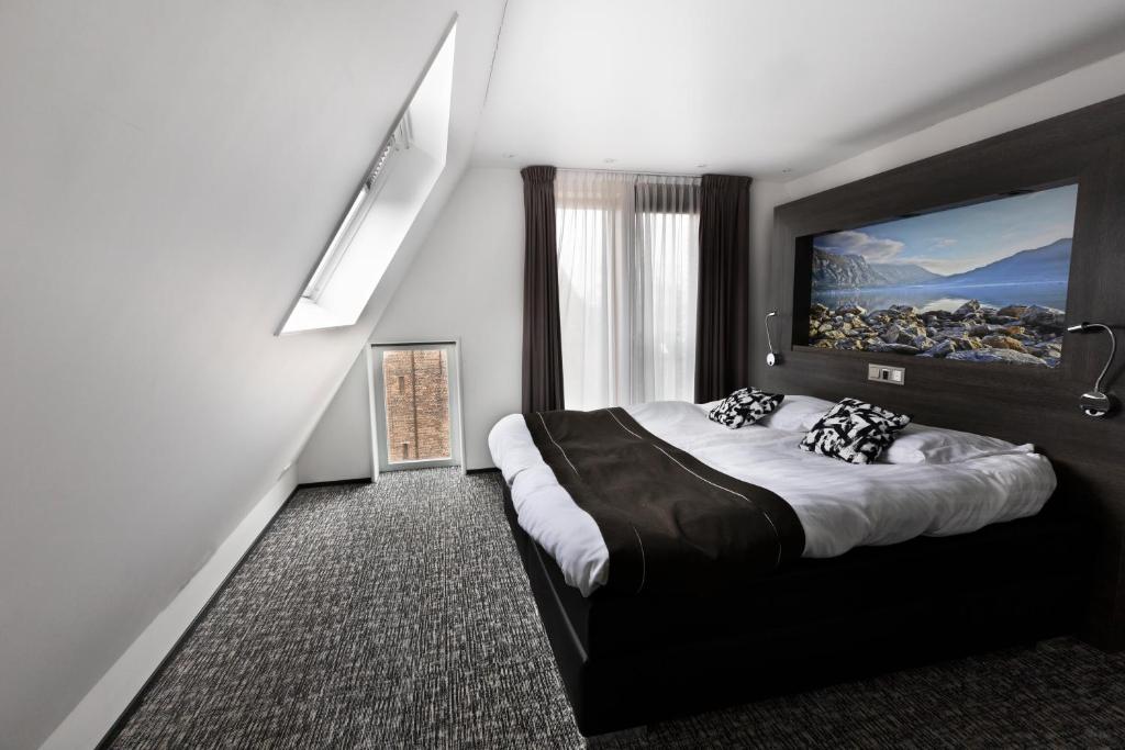 een slaapkamer met een groot bed in een kamer bij Apart! Food & Drinks Apartments in Zwolle