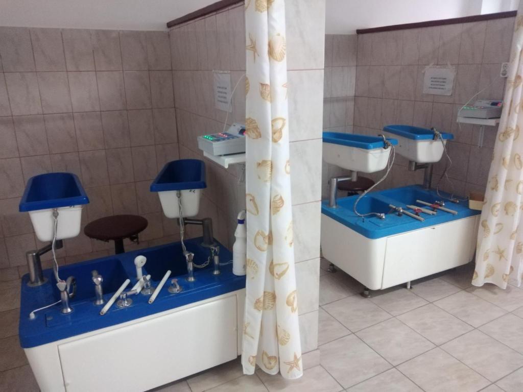 Postel nebo postele na pokoji v ubytování Hotel Traian Caciulata