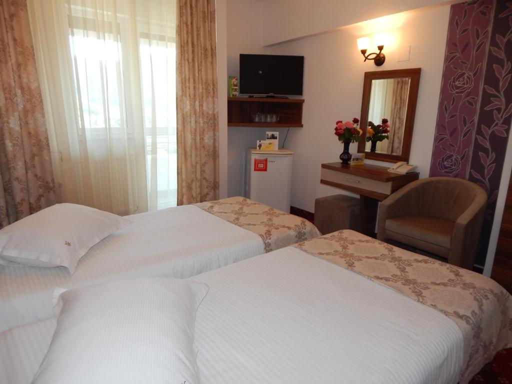 Postel nebo postele na pokoji v ubytování Hotel Traian Caciulata