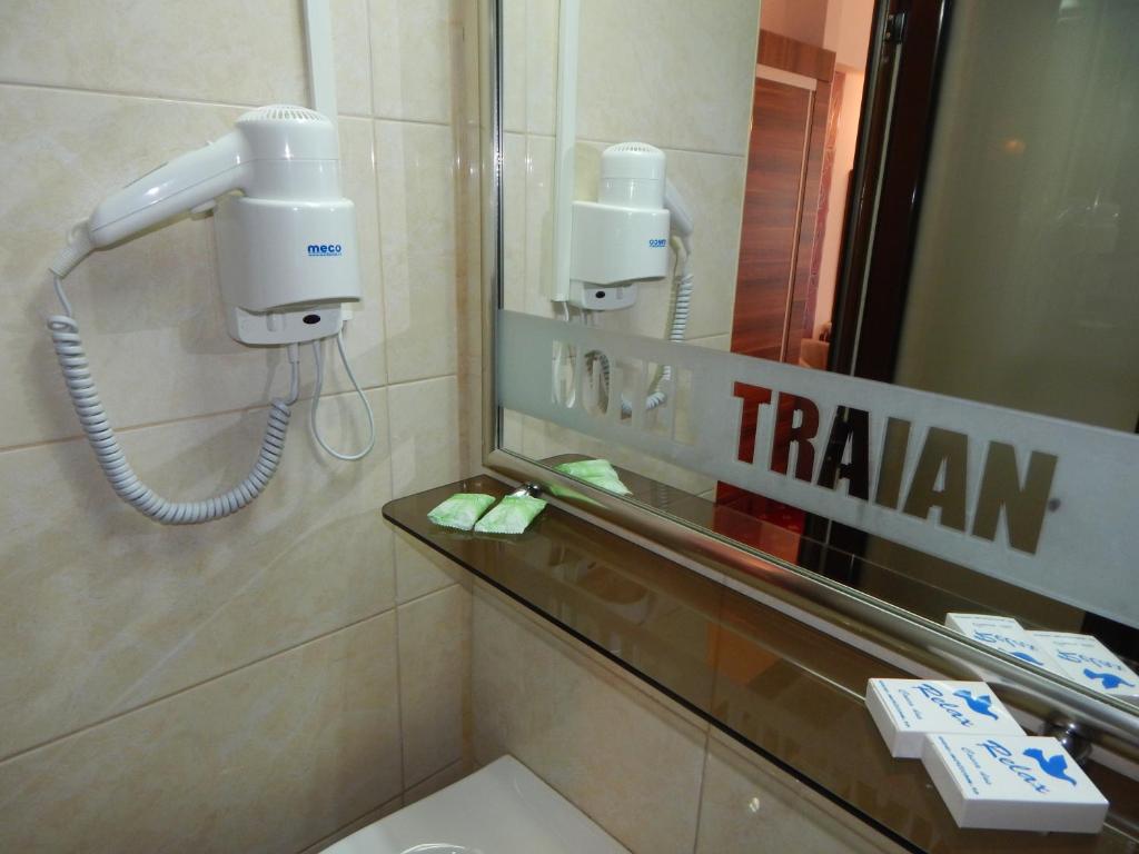 Koupelna v ubytování Hotel Traian Caciulata