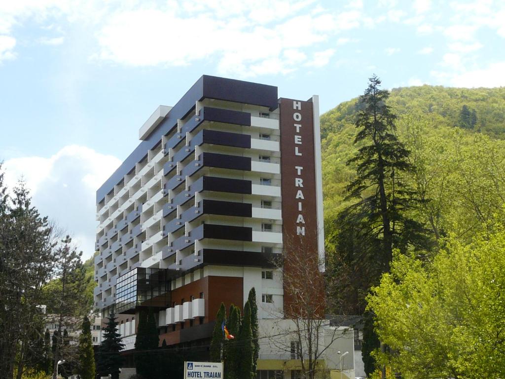 un edificio con un cartello sul lato di Hotel Traian Caciulata a Călimăneşti