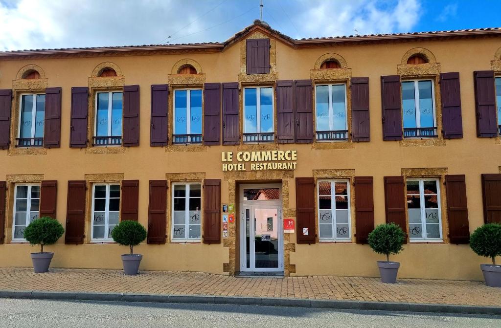 a building with a sign that reads le committee world parliament at Hôtel Restaurant du Commerce in Estang
