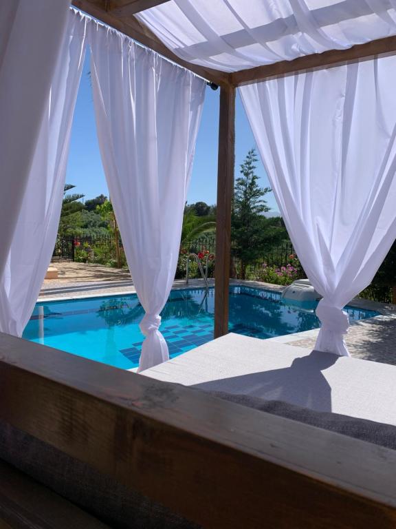 Bazén v ubytování Elena-Pelagia Villas nebo v jeho okolí