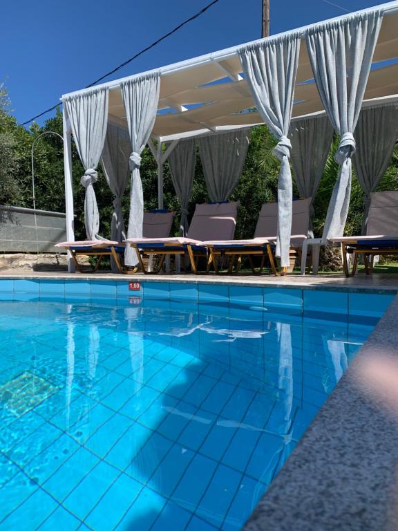 Bazén v ubytování Elena-Pelagia Villas nebo v jeho okolí