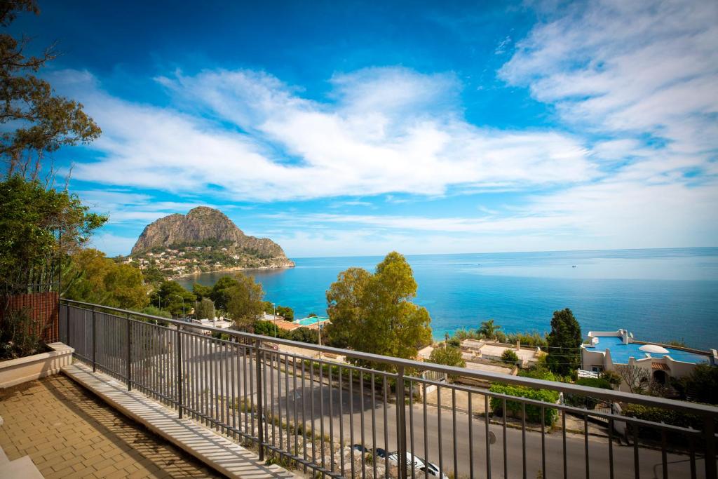 une vue sur l'océan depuis un balcon dans l'établissement Kafara Resort- Villas and Pool by Lisca Bianca Rental, à Santa Flavia