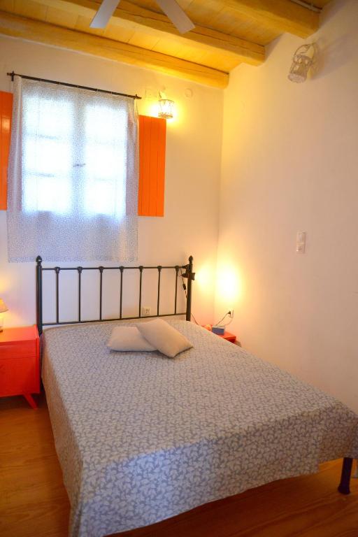 Postel nebo postele na pokoji v ubytování Nefeli's Sirma Klima