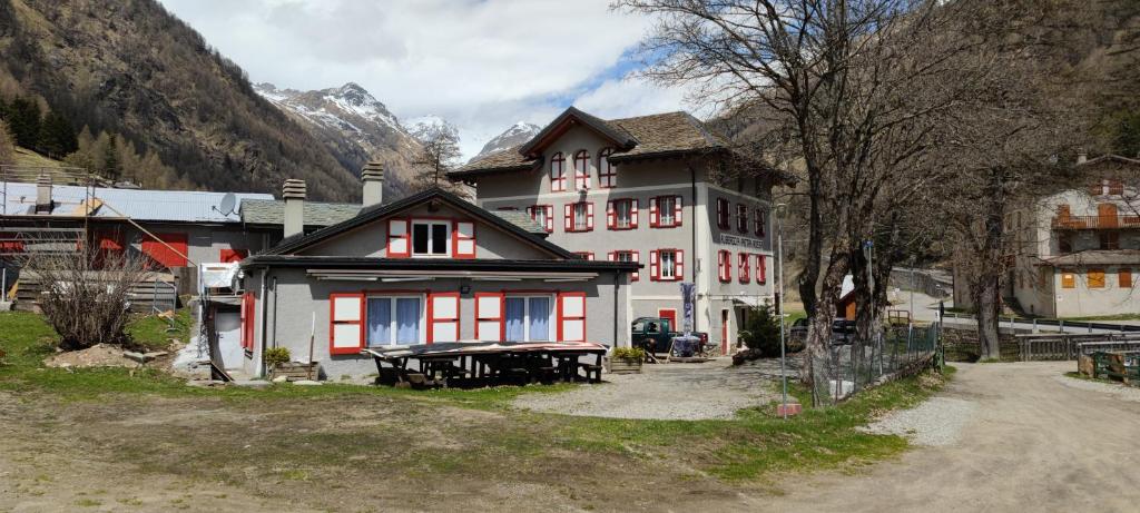 een groot huis met een picknicktafel ervoor bij Gavia Cottage in Ponte di Legno