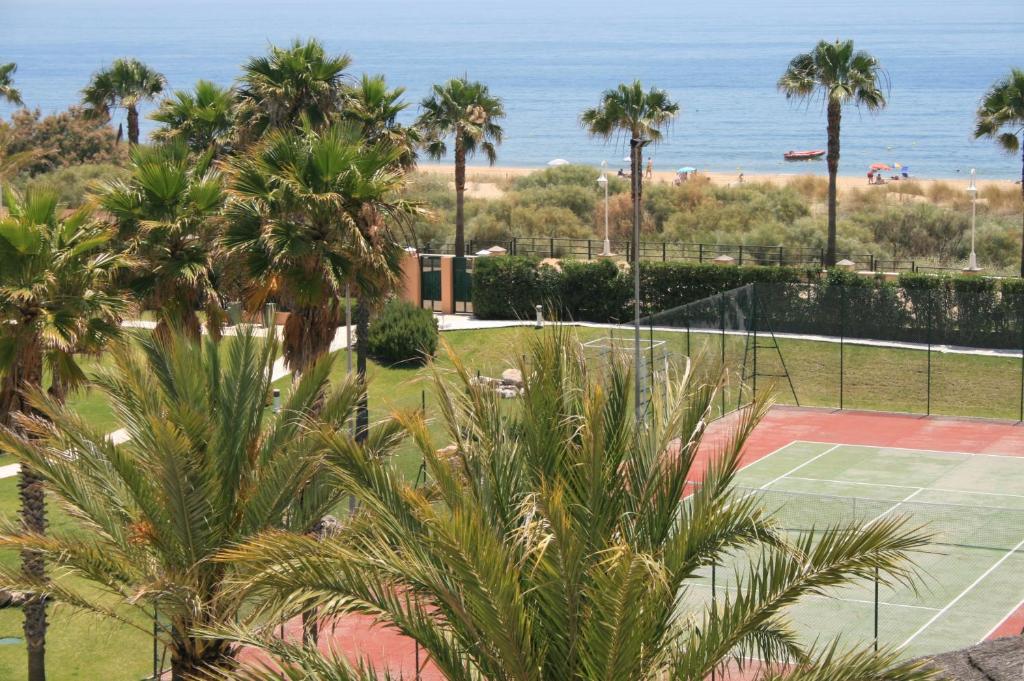 Tenis alebo squash v ubytovaní atico en Las Americas Islantilla primera línea de playa alebo jeho okolí