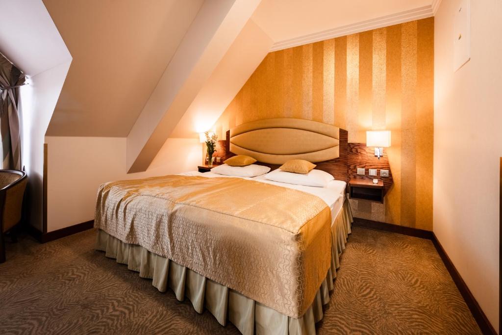 Postel nebo postele na pokoji v ubytování Imperial Casino Strazny Hotel