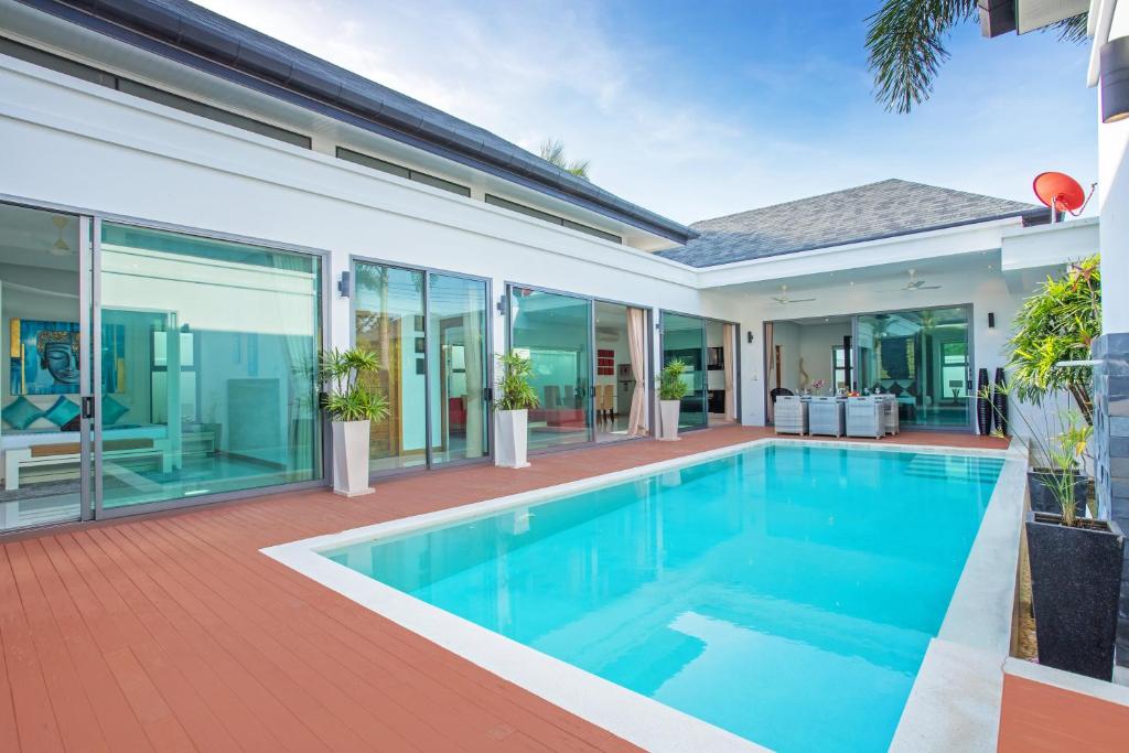 obraz basenu w domu w obiekcie Villa Talosy w mieście Rawai Beach