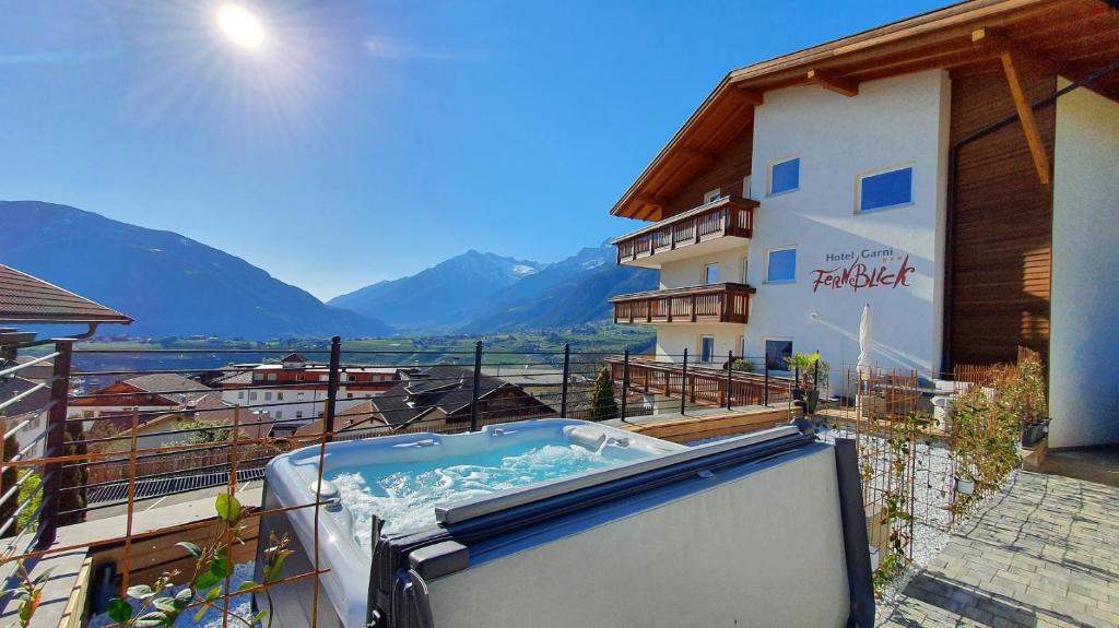 Nespecifikovaný výhled na hory nebo výhled na hory při pohledu z hotelu