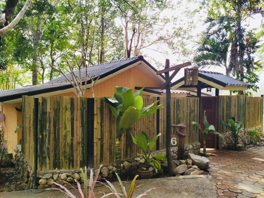 Zahrada ubytování Home Phutoey River Kwai Hotspring & Nature Resort