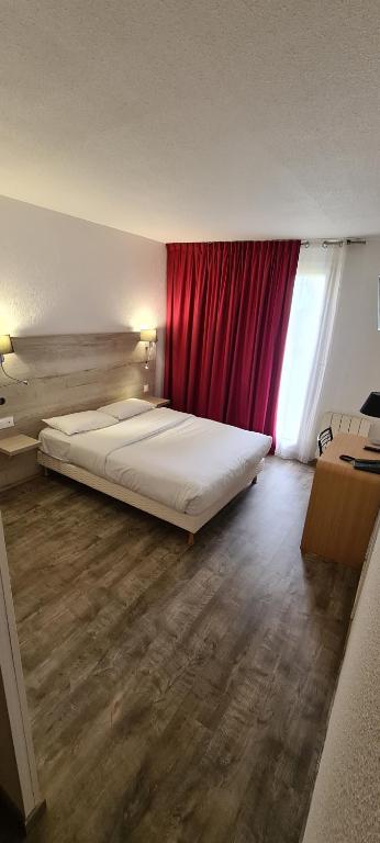 Postel nebo postele na pokoji v ubytování Hostellerie Saint Vincent Beauvais Aeroport
