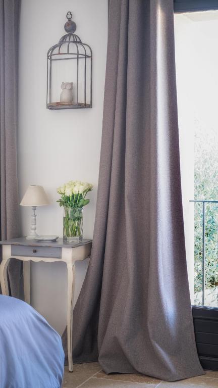 L'Ostal Saint Hilaire d'Ozilhan - Bed & Breakfast - Suite With Pool View