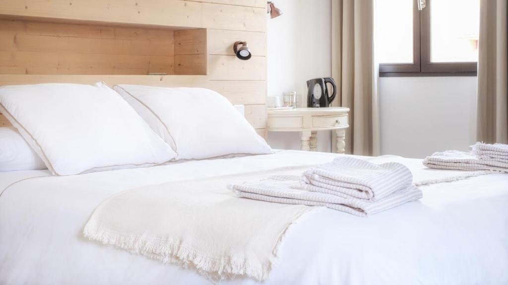 L'Ostal Saint Hilaire d'Ozilhan - Bed & Breakfast - Superior Double Room
