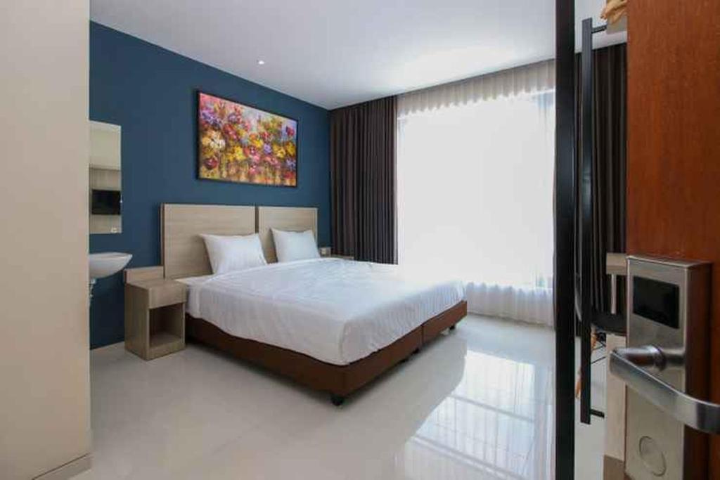 Kencana Residence Surabaya房間的床