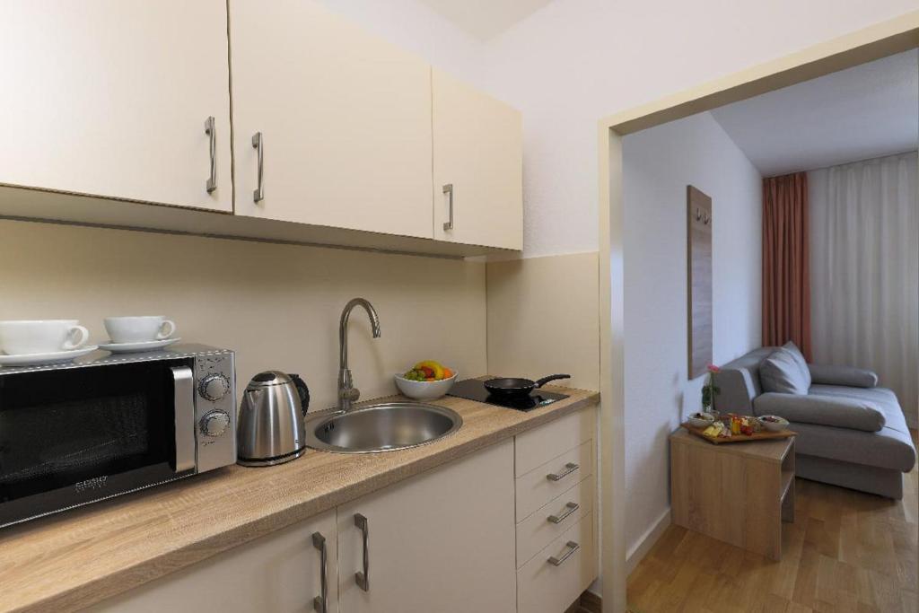 Kuchyň nebo kuchyňský kout v ubytování Edelweiß - Appartements & Café