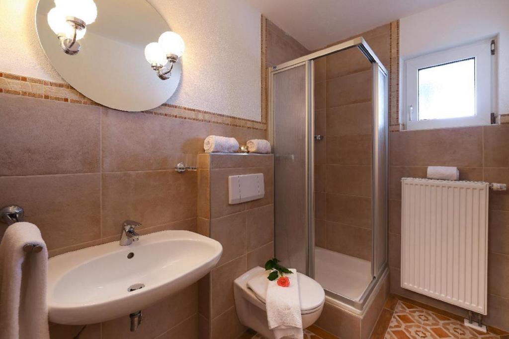 Koupelna v ubytování Edelweiß - Appartements & Café
