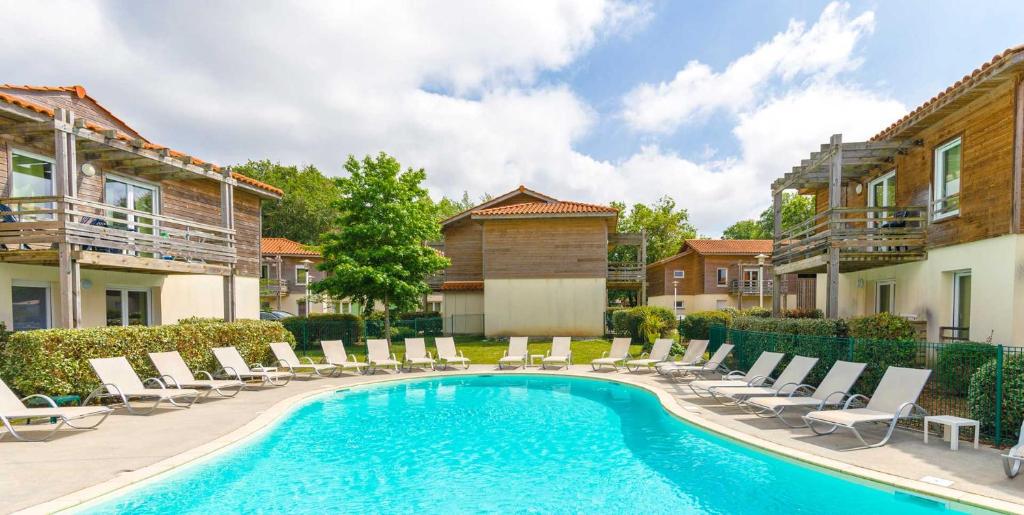 Πισίνα στο ή κοντά στο Appartement 1 chambre et 1 coin cabine, piscine, au bord du lac d 'Aureilhan,proche de Mimizan plage