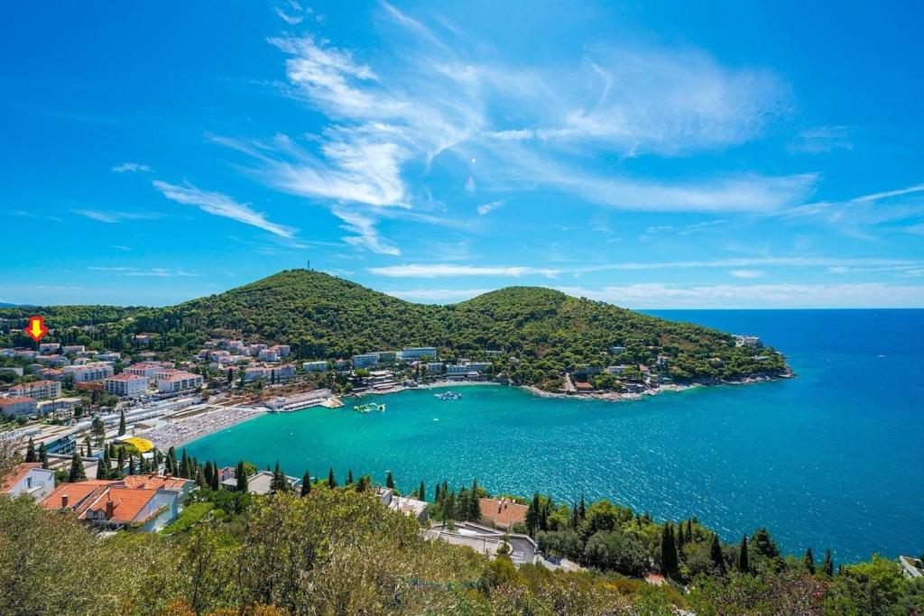 Blick auf eine kleine Insel in einem Wasserkörper in der Unterkunft Apartment & Room Sunset Beach in Dubrovnik