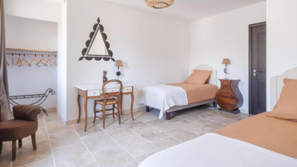 L'Ostal Saint Hilaire d'Ozilhan - Bed & Breakfast - Superior Family Room